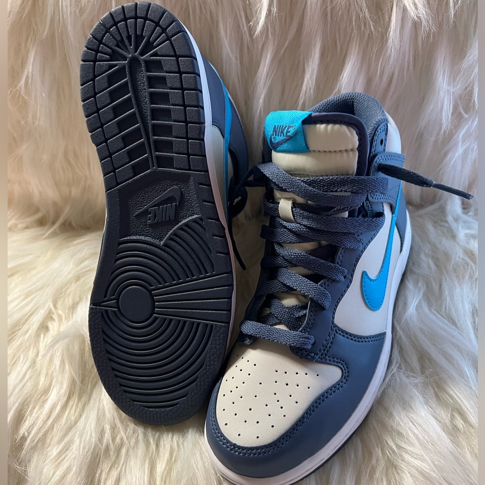 Nike Dunks - Picture 4 of 7